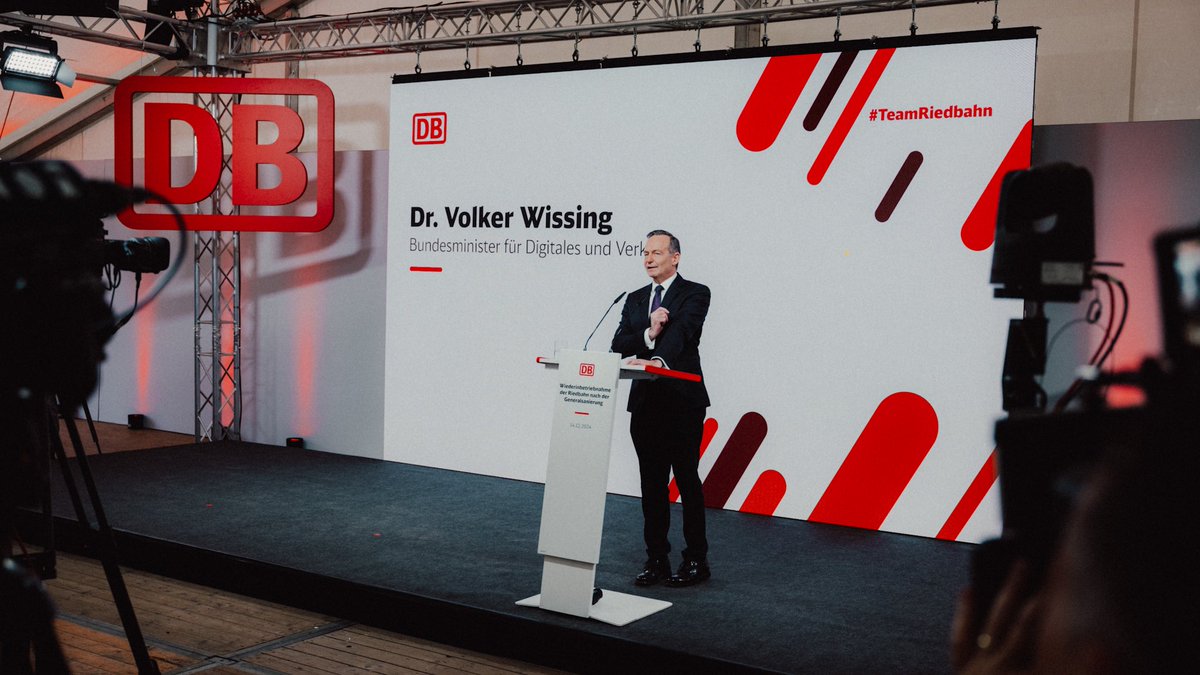 Wissing's tweet image. Zu lange wurde die Schiene kaputtgespart und 2021 ohne Konzept hinterlassen. Mit der #Generalsanierung haben wir gewagt, was niemand jahrzehntelang anpacken wollte: Die dringend nötige Erneuerung des Schienennetzes. Heute geben wir die #Riedbahn als erste Strecke pünktlich frei.