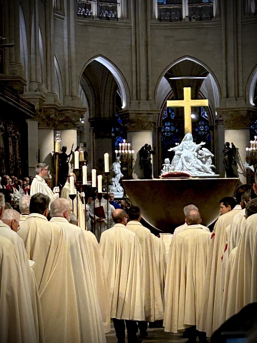 EOHSJScotland's tweet photo. 🧵 Sacred relic returns to Notre Dame

On Friday 13 December 2024 the Lieutenant, accompanied by Mrs d’Inverno, was privileged, at the invitation of the Lieutenant for France HE Controleur General des armees Christian Piotre, to represent the Lieutenancy of Scotland at the https://t.co/YdpycB5F4A