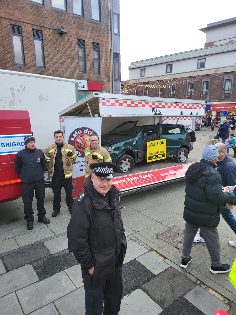 Drink drive campaign in Horsham Town today with <a href="/HorshamWardens/">Horsham DC Wardens</a> @Horsham_police 
<a href="/WestSussexFire/">West Sussex Fire & Rescue Service</a>
Come down and say hello.
#oneteam