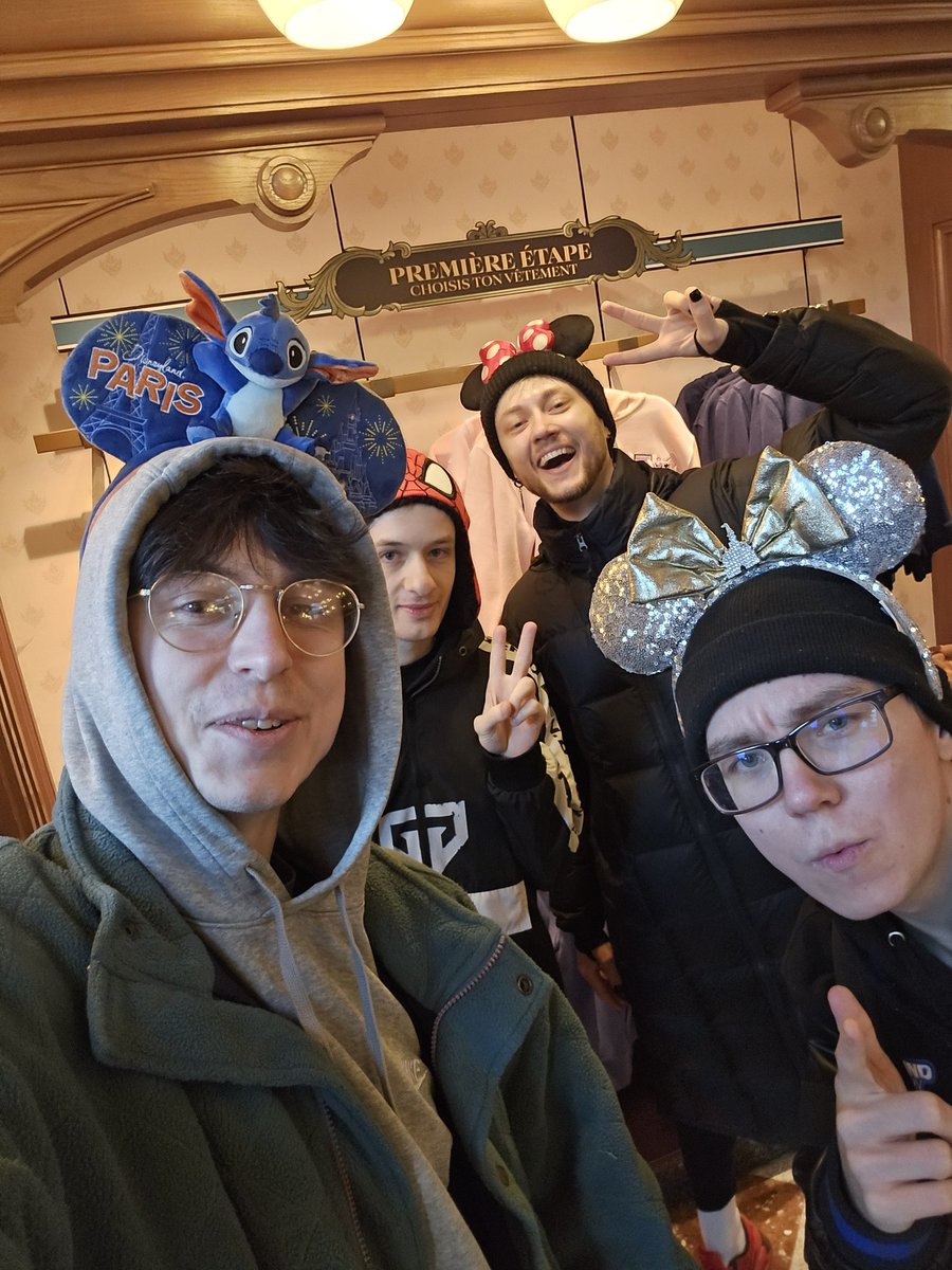 DISNEYLAND LOCKED IN
