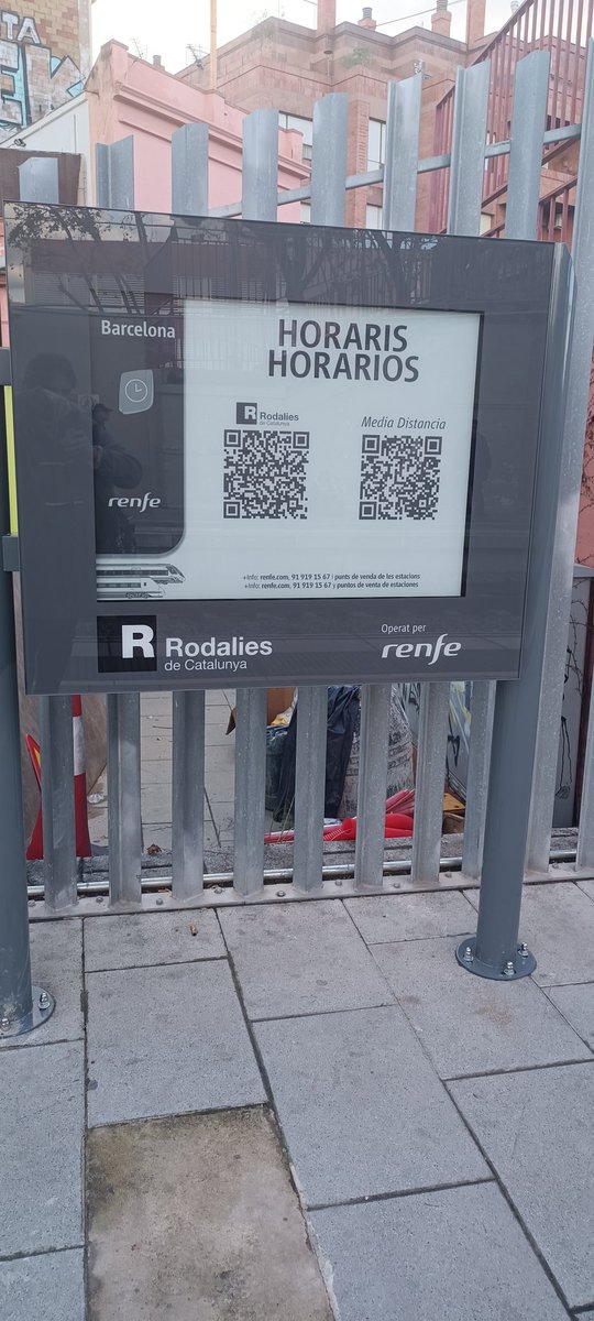 Hi ha un imbècil que ha decidit q és una genial idea q a una andana necessitis tenir un telèfon inteligent, carregat, amb la càmera funcional, un S.O. compatible i cobertura de connexió a internet per a senzillament... Saber els horaris dels trens que hi passen. #rodalies 
MAAAAL