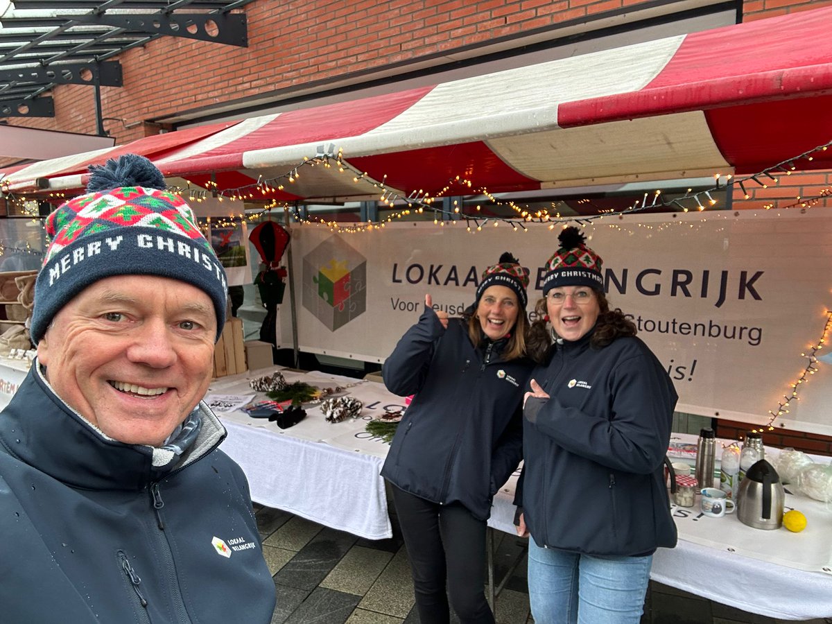 Vandaag staan wij op de #kerstmarkt in de  #Hamershof #Leusden. Heeft u een vraag of wilt u gewoon gezellig een praatje maken? Wij staan voor u klaar!
#omdatlokaalbelangrijkis