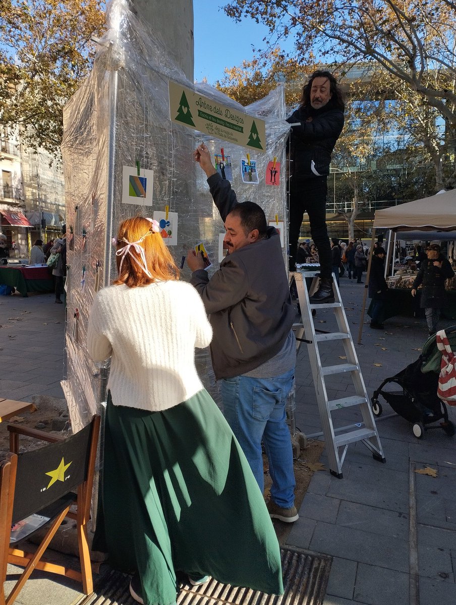 LaDreceraSv's tweet image. Avui estem a la Fira de Nadal de Sarrià i els i les artistes del barri us conviden a demanar un desig per a l'any nou a canvi d'un dels seus orginals. #Arbredelsdesitjos #SarriArt! @AVSarria @lisardomendoartist @LaDreceraSv