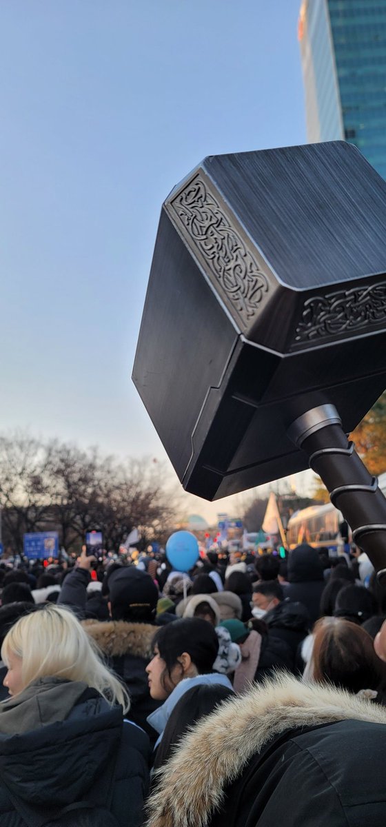 저 멀리 누군가 몇명 빼고
모두가 들어올릴 수 있던