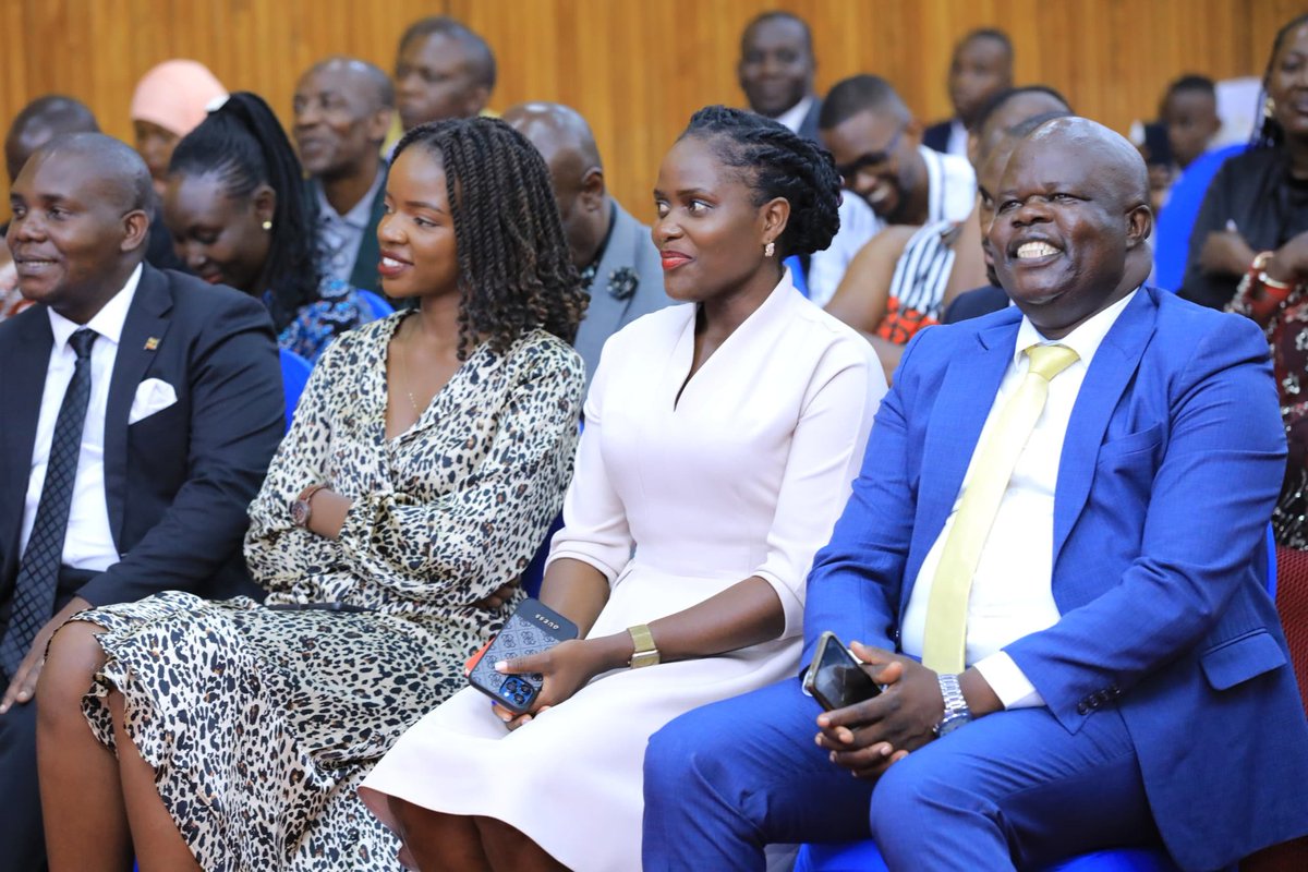 DorroSarah's tweet photo. About the swearing-in ceremony π
Thank you, parliamentary journalists, for trusting us to lead. @newvisionwire, thank you for employing me π @Parliament_Ug. Thank you for being home.
@simugabi, we trust you Mr.President.
#PrintMediaRep
#UPPA
#Parliament https://t.co/DQ11o8muW0