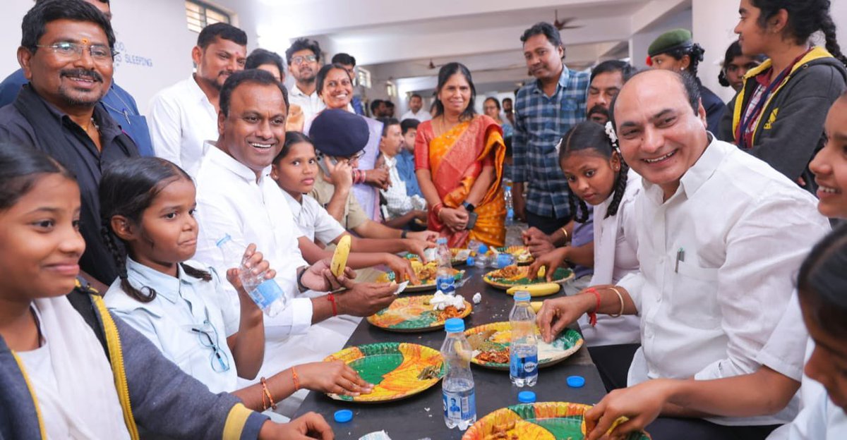 rajgopalreddy_K's tweet photo. మన పిల్లల్ని మనం ఇంట్లో ఎలా చూసుకుంటామో హాస్టల్లో ఉండే పిల్లల్ని సిబ్బంది అలాగే చూసుకోవాలి !!

మెస్ చార్జీల పెంపు అనేది  ఎప్పటినుండో ఉన్న డిమాండ్, దానిని మన కాంగ్రెస్ ప్రభుత్వం నెరవేర్చింది..

మునుగోడు నియోజకవర్గం, చౌటుప్పల్ లోని తెలంగాణ గురుకుల బాలికల పాఠశాలలో కాంగ్రెస్ ప్రజా ప్రభుత్వం పెంచిన డైట్ చార్జీల పెంపు కార్యక్రమాన్ని గ్రేహౌండ్స్ అసాల్ట్ కమాండ్ ఎన్. శుభం ప్రకాష్ ఐపిఎస్ గారితో కలిసి ప్రారంభించిన అనంతరం విద్యార్థినులు, వారి తల్లిదండ్రులతో కలిసి హాస్టల్లో భోజనం చేయడం జరిగింది..

#TelanganaRising #TelanganaPrajaPrabhutwam