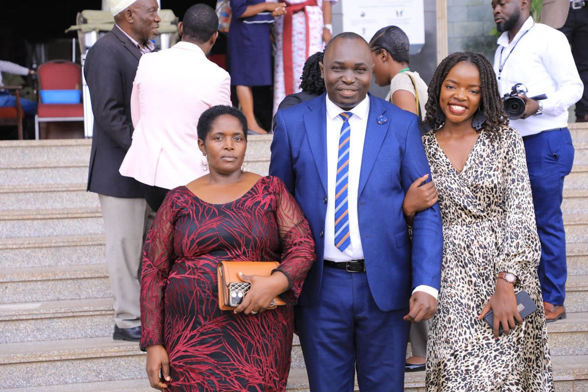 DorroSarah's tweet photo. About the swearing-in ceremony π
Thank you, parliamentary journalists, for trusting us to lead. @newvisionwire, thank you for employing me π @Parliament_Ug. Thank you for being home.
@simugabi, we trust you Mr.President.
#PrintMediaRep
#UPPA
#Parliament https://t.co/DQ11o8muW0