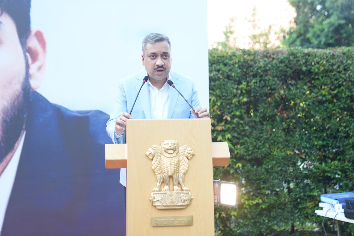 HCI_Singapore's tweet image. Celebrating the youngest #WorldChessChampion in history.

@HCI_Singapore and Indian community here felicitated @DGukesh for his spectacular achievement at the #WorldChessChampionship2024.

We are all proud of #Gukesh.