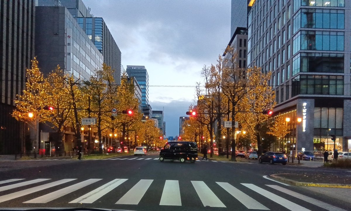jto24294's tweet photo. 御堂筋も冬景色。もうすぐ1年終わりますねー。 https://t.co/bCJsCb2FYC