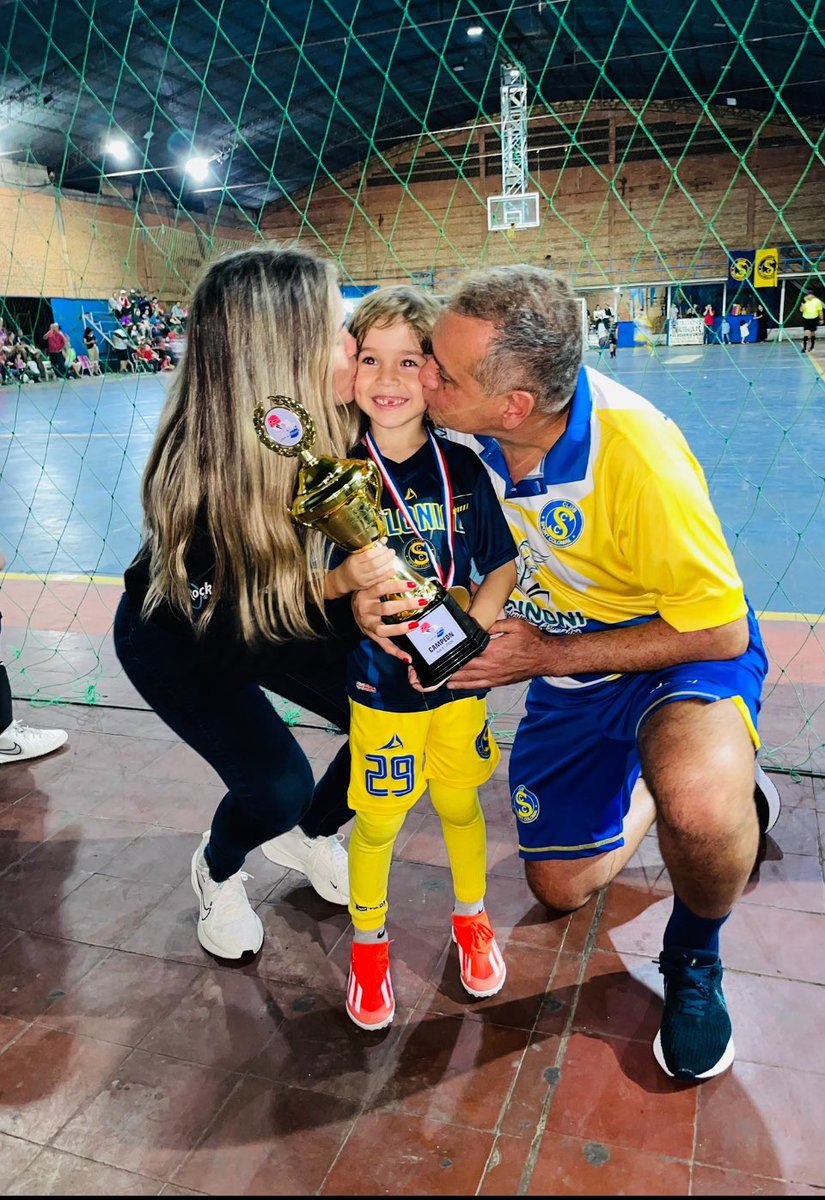 Mis campeones, Piero Valentino en la Sub 6 y Fabrizio en la Sub 10 del Sport Colonial. Anoche ambos se consagraron campeones de la Copa Oro del Torneo Extra República. Felicitaciones hijos 👌👏 <a href="/PameCaballeroG/">Pamela Marinoni</a> 😍😍