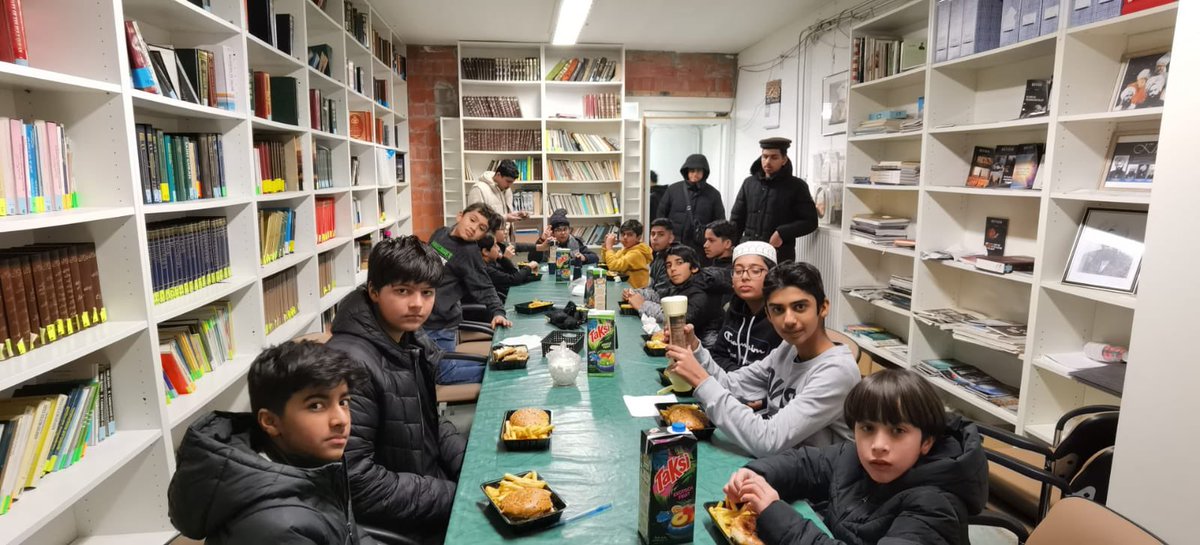 AmsterdamAMJO's tweet photo. Afgelopen vrijdagavond kwamen de Atfal van Regio Mahmood samen bij Baitul Mahmood voor een sfeervol kampvuurprogramma 🔥. De lokale Imam deelde waardevolle verhalen en kennis met hen, terwijl de Atfal ook genoten van leuke spelletjes en activiteiten 🎲. #Atfal #Islam #Ahmadiyya https://t.co/niWmUCuDlk