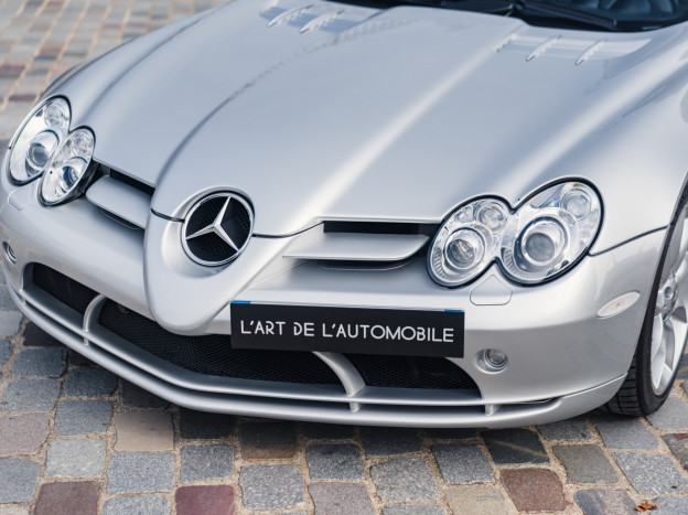 PierreDdeG's tweet photo. J'ai appris aujourd'hui que le logo de la Mercedes SLR est en fait l'entrée de l'admission du V8. https://t.co/KSYbtv8zWm