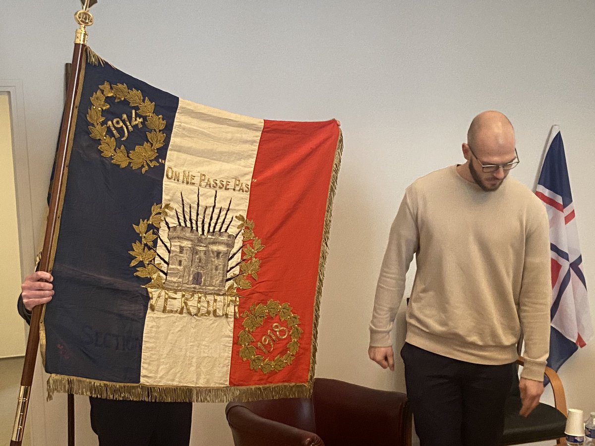 DrapeauxSFV's tweet photo. La journée se poursuit avec la présentation des actions pédagogiques du Souvenir français par Aymeric Guillot, Responsable pédagogique de l’association. #JSFV1 #Vexillologie https://t.co/mD6nyWZIqS