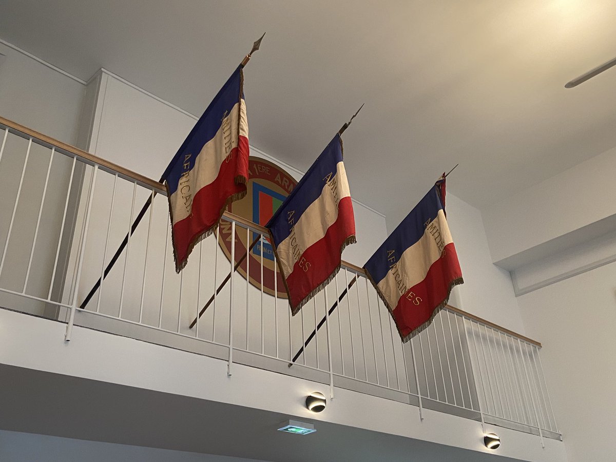 DrapeauxSFV's tweet photo. La journée se poursuit avec la présentation des actions pédagogiques du Souvenir français par Aymeric Guillot, Responsable pédagogique de l’association. #JSFV1 #Vexillologie https://t.co/mD6nyWZIqS