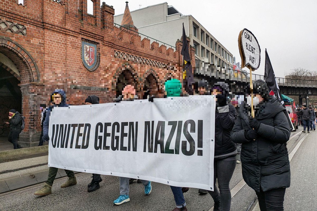 1155 Die Zubringerdemo aus Kreuzberg ist auf dem Weg nach Friedrichshain.#b1412