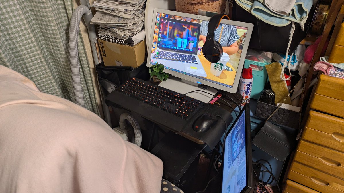 NinoVariety's tweet photo. PC変更に伴って少しデスク模様替えや
壁紙変更してみました!
一枚目が私のメインデスク!
二枚目が私のサブデスク!
三枚目が母のデスク!
四枚目が父のデスク!
#PCデスク
#お前らのPCデスク周りを晒してけ
#deaksetup
#ゲーミング https://t.co/Gl41579IW2