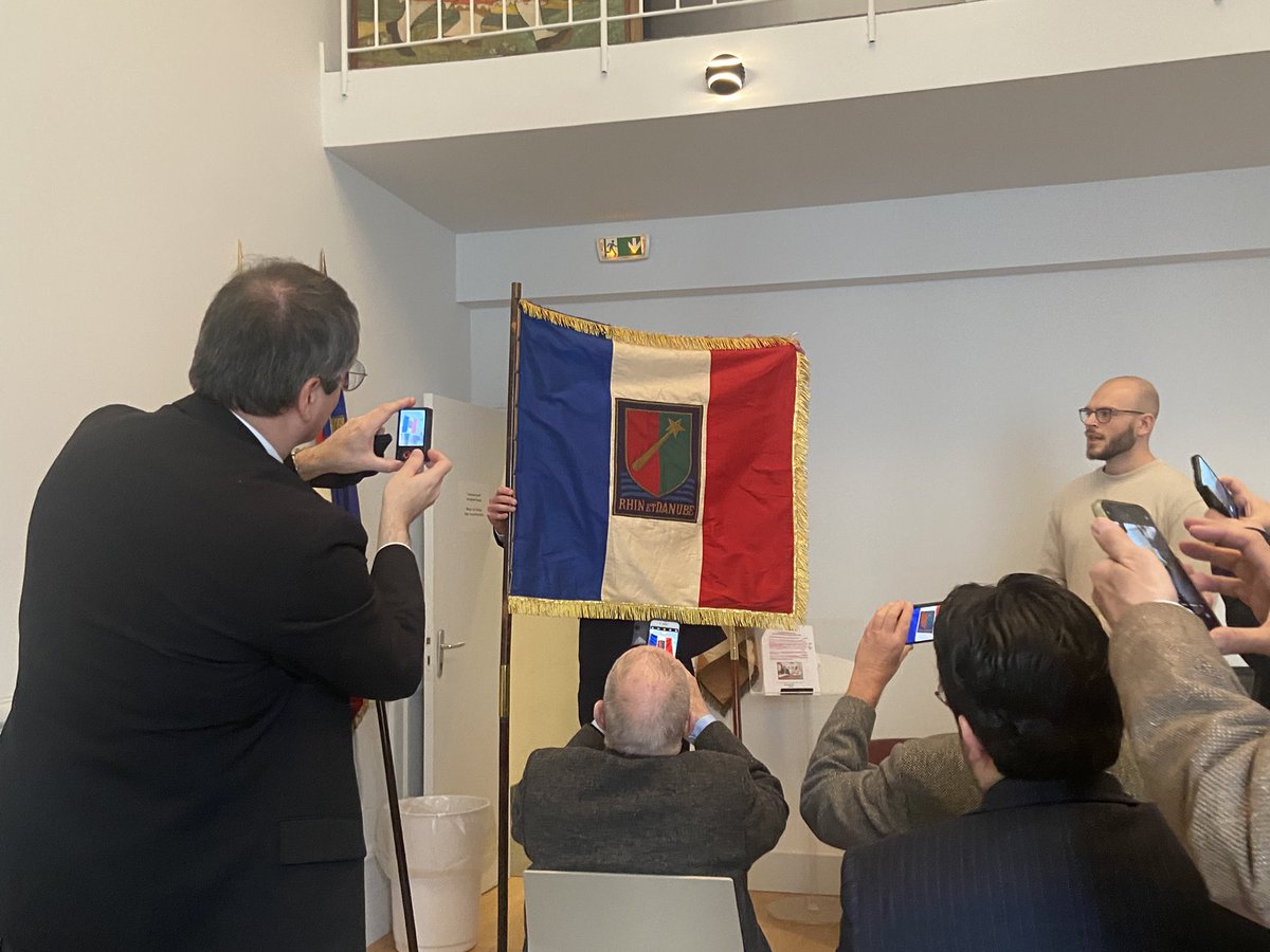 DrapeauxSFV's tweet photo. Quelques jolies pièces du Souvenir français. #JSFV1 #Vexillologie https://t.co/mnwJ30dX6I