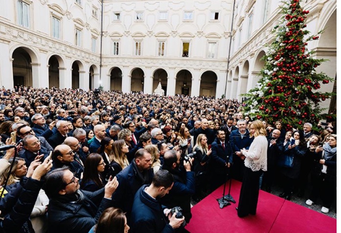 JGiusi's tweet photo. Auguri
I pochi (sic) fortunati
Scambio di auguri per le festività natalizie tra il Presidente del Consiglio, Giorgia Meloni, e il personale della Presidenza del Consiglio dei Ministri.
Quelli del #postofisso https://t.co/Putaj0gJDZ
