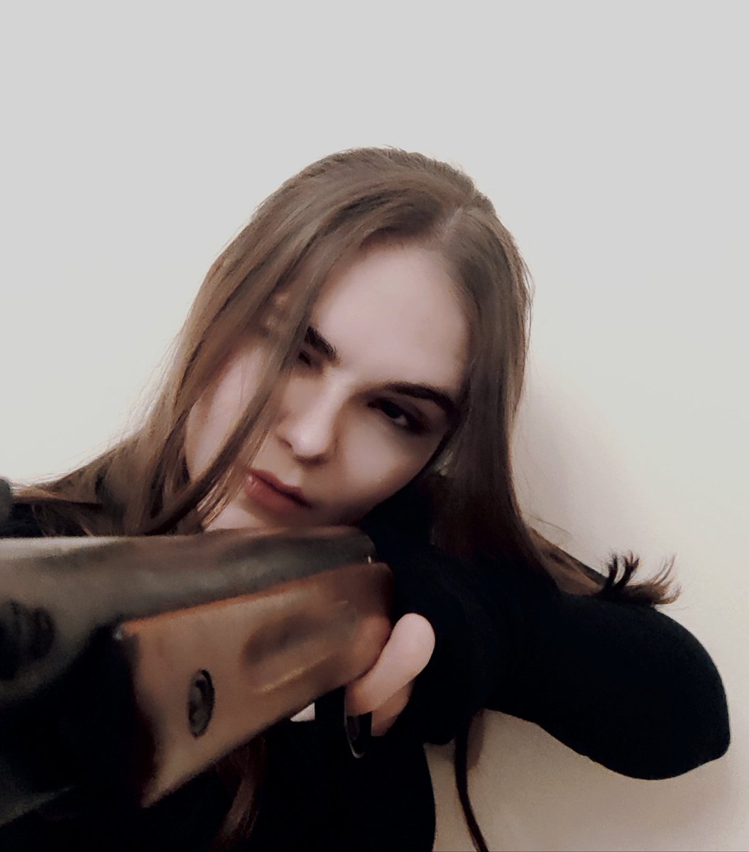 _ad1812_'s tweet image. Увидела самый прекрасный косплей на Скарлетт в своей жизни и успокоилась со своим желанием делать полноценный образ 🙂↕️🙏
Решила по такому случаю показать вам своё самое лучшее фото Скар с ружьём и наконец отпустить навязчивую мысль🧘🏻♀️