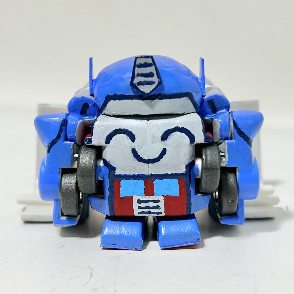 machine_great's tweet image. たたかわないトランスフォーマーも変形できるんだ！それなら！

というわけでキュートランスフォーマーを改造して、たたかわないトランスフォーマーのおぷを制作しました！

おぷ「とらんすふぉーむ！！」

#トランスフォーマー
#transformers
#カスタムTF
#リペフォ
#たたかわないトランスフォーマー