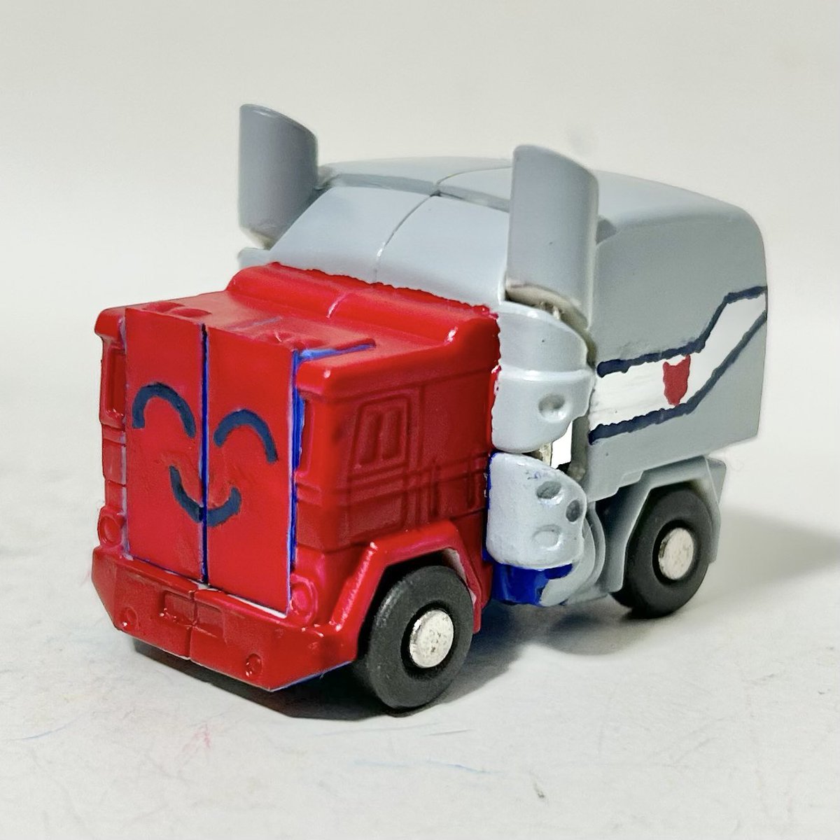 machine_great's tweet image. たたかわないトランスフォーマーも変形できるんだ！それなら！

というわけでキュートランスフォーマーを改造して、たたかわないトランスフォーマーのおぷを制作しました！

おぷ「とらんすふぉーむ！！」

#トランスフォーマー
#transformers
#カスタムTF
#リペフォ
#たたかわないトランスフォーマー