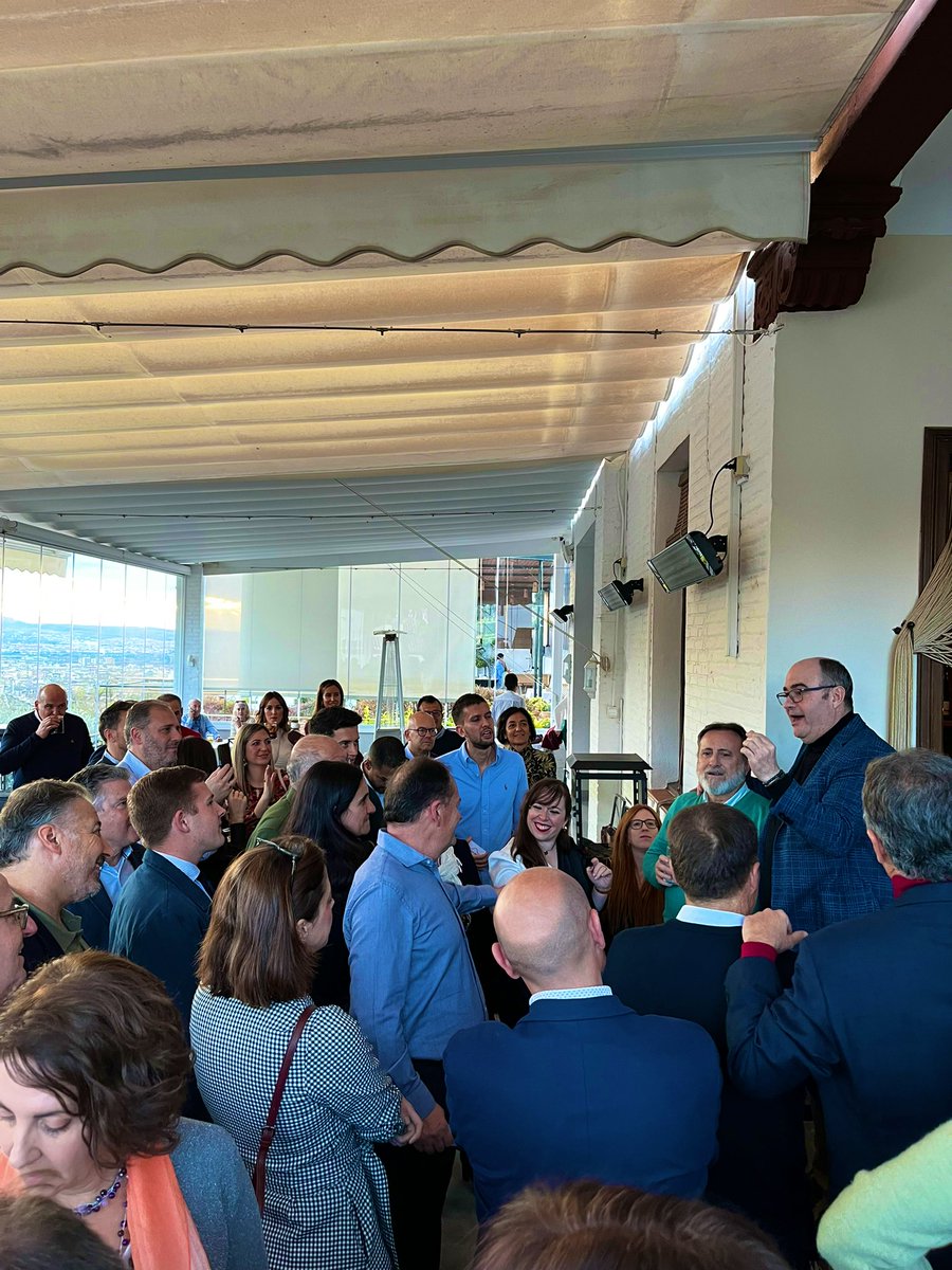 🔵 Gran velada ayer, frente a la Alhambra de Granada, en la tradicional comida navideña de nuestro colegio territorial. 

🌠 Ilusión, reencuentro con compañeros y bienvenida a nuevos habilitados nacionales. 

📸 Carmen de las Tomasas. 13/12/2024