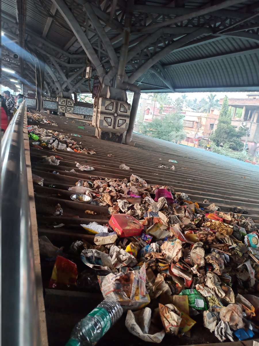 IamSharifImran's tweet photo. @EasternRailway Amazing Swaccha ta New Garia Station , Sealdah South Section. https://t.co/TyDHpQUZvG