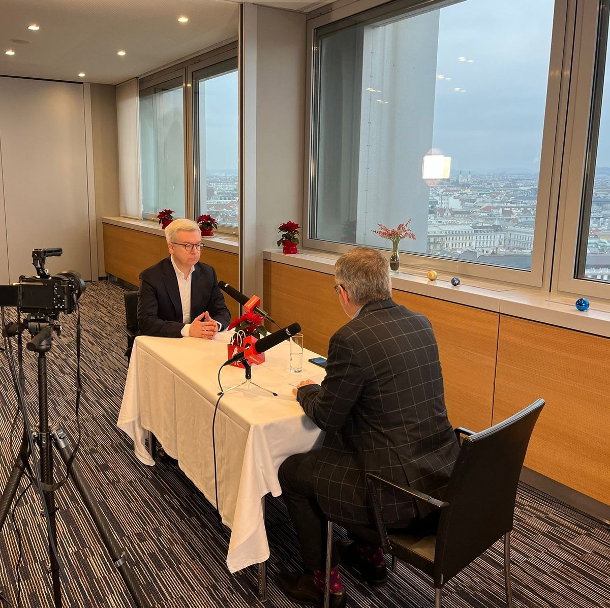 froeschmi's tweet photo. Jetzt im @oe1journale- Interview: Bankenobmann und #RLB NÖ-Chef Michael Höllerer über Budgetsanierung ohne neue Steuern, seine Erwartungen an die nächste Regierung und Wege aus der wirtsch. Krise https://t.co/qeFj1P9Fih