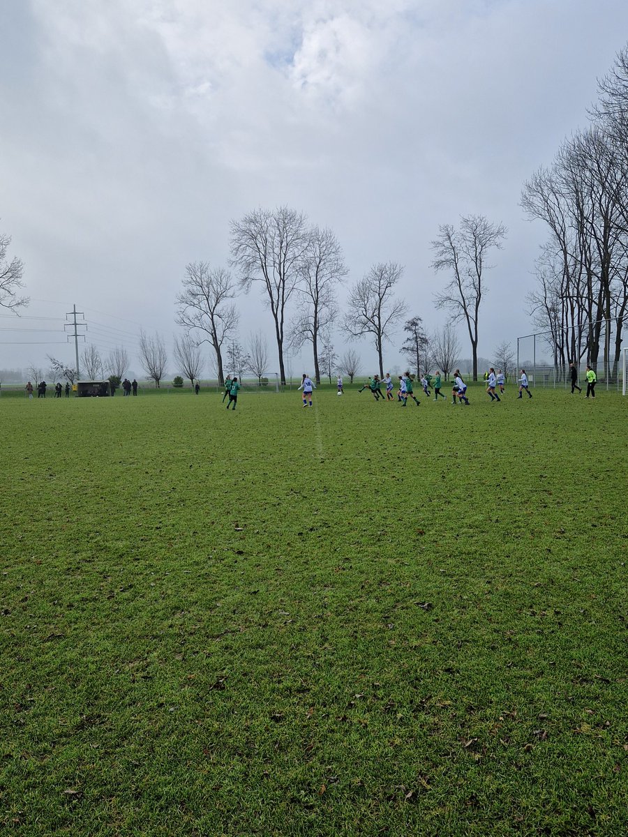 AFCAARKEL's tweet photo. Op een ijzig koud sportpark #schoonzigt trekken de meiden van @asvarkel MO15 uiteindelijk aan het langste eind door met 6-5 te winnen van @vvheerjansdam MO15 π΅βͺοΈβ½οΈπ https://t.co/qFVh7vYoX7