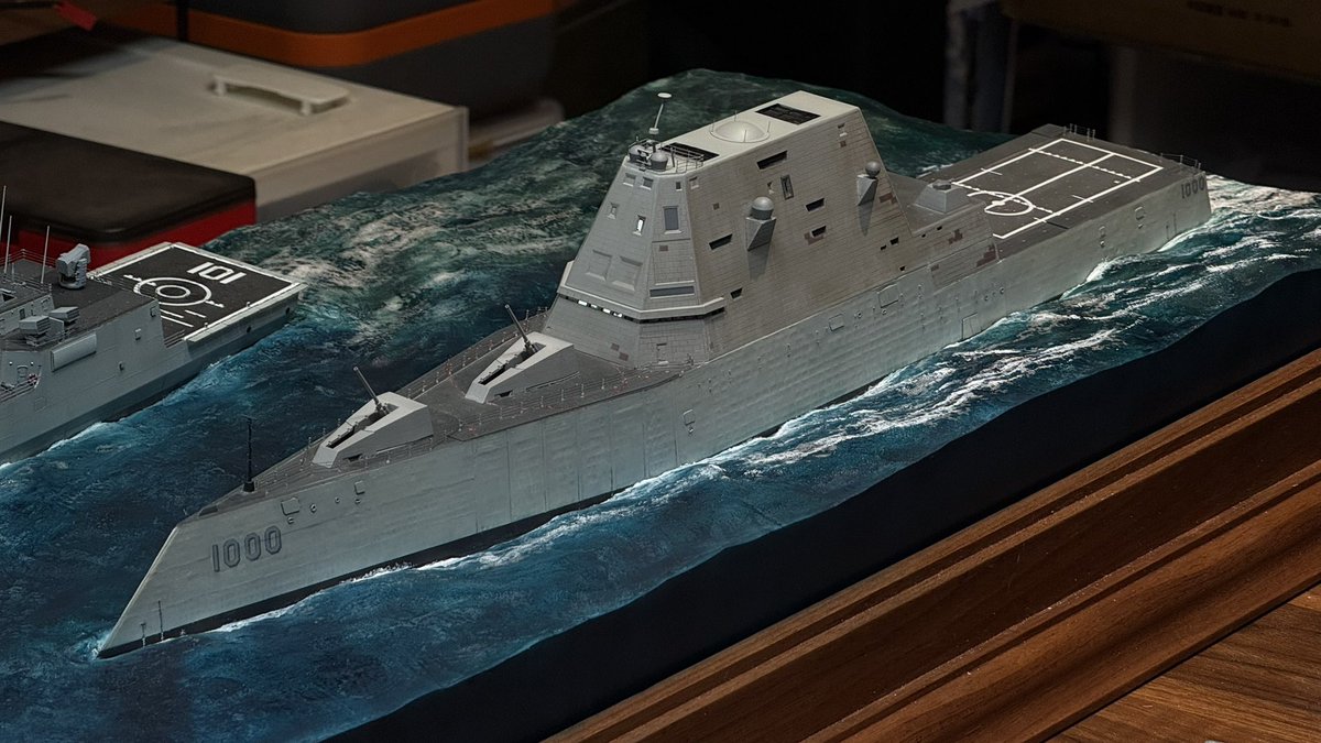 HsuSimpson's tweet image. 1/350 《Close Encounter》Diorama Ocean surface painting WIP