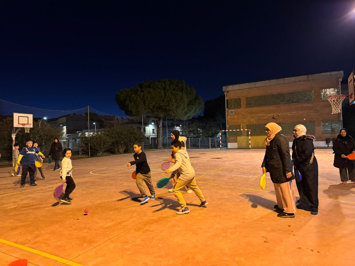 Esc_GCastella's tweet photo. Aquest divendres hem tancat el primer cicle d'esport en família. 
Vam començar amb dues sessions de malabars, una de jocs de punteria, i la darrera de jocs amb raquetes. Han estat unes jornades molt participatives amb totes les places plenes! https://t.co/10q10M6meb