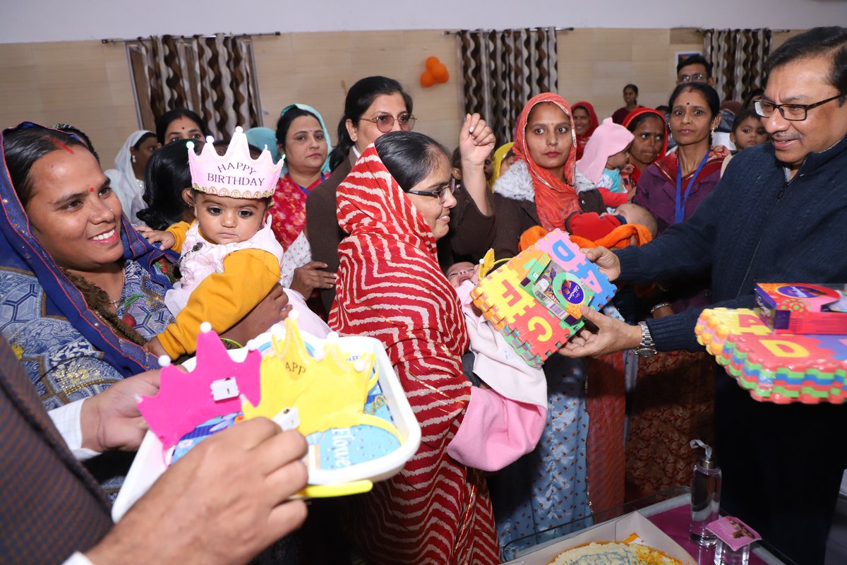 DcDmPali's tweet photo. राज्य सरकार का एक साल 
 बांगड कॉलेज में  महिला  सम्मेलन  का आयोजन हुआ विभिन्न योजनाओं से किया लाभान्वित 
  @BhajanlalBjp @KumariDiya @DrPremBairwa @RajCMO @RajGovOfficial @DIPRRajasthan @RDPR_Rajasthan https://t.co/6R9WKzvGXX