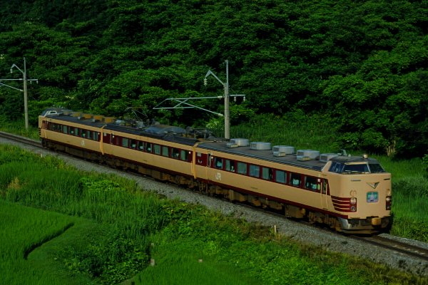 teinentetsu's tweet image. #これを見た人は3両編成の列車を出そう
ローカル特急「いなば」と「かもしか」。元々前身列車は急行「砂丘」、急行「むつ」だったと思うが、無理やり特急に格上げした感がある。