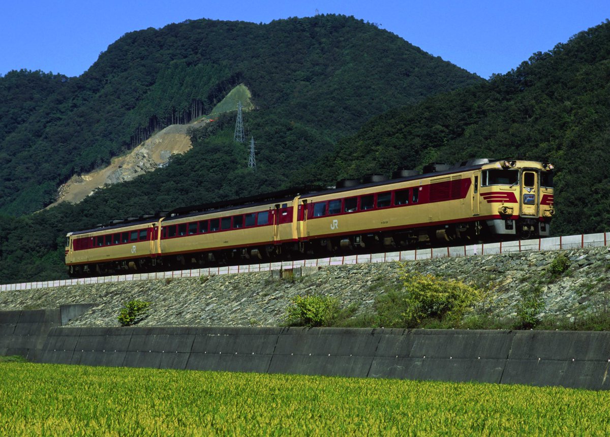 teinentetsu's tweet image. #これを見た人は3両編成の列車を出そう
ローカル特急「いなば」と「かもしか」。元々前身列車は急行「砂丘」、急行「むつ」だったと思うが、無理やり特急に格上げした感がある。