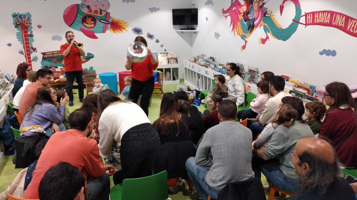 Avui una hora del conte molt musical 🎶🎵🎺i amb un munt d'animalons 🐟🐸🐺amb la companyia <a href="/labotzina/">labotzina</a> 👏  Gràcies famílies per ser-hi! 😊 
📚Dimarts vinent a les 6 de la tarda, una hora del conte nadalenca🎄🧑‍🎄 amb la Rosa Fité.  <a href="/ajnavarcles/">Ajuntament de Navarcles</a> <a href="/bibliotequesXBM/">BibliotequesXBM</a> #bibliotequesXBM