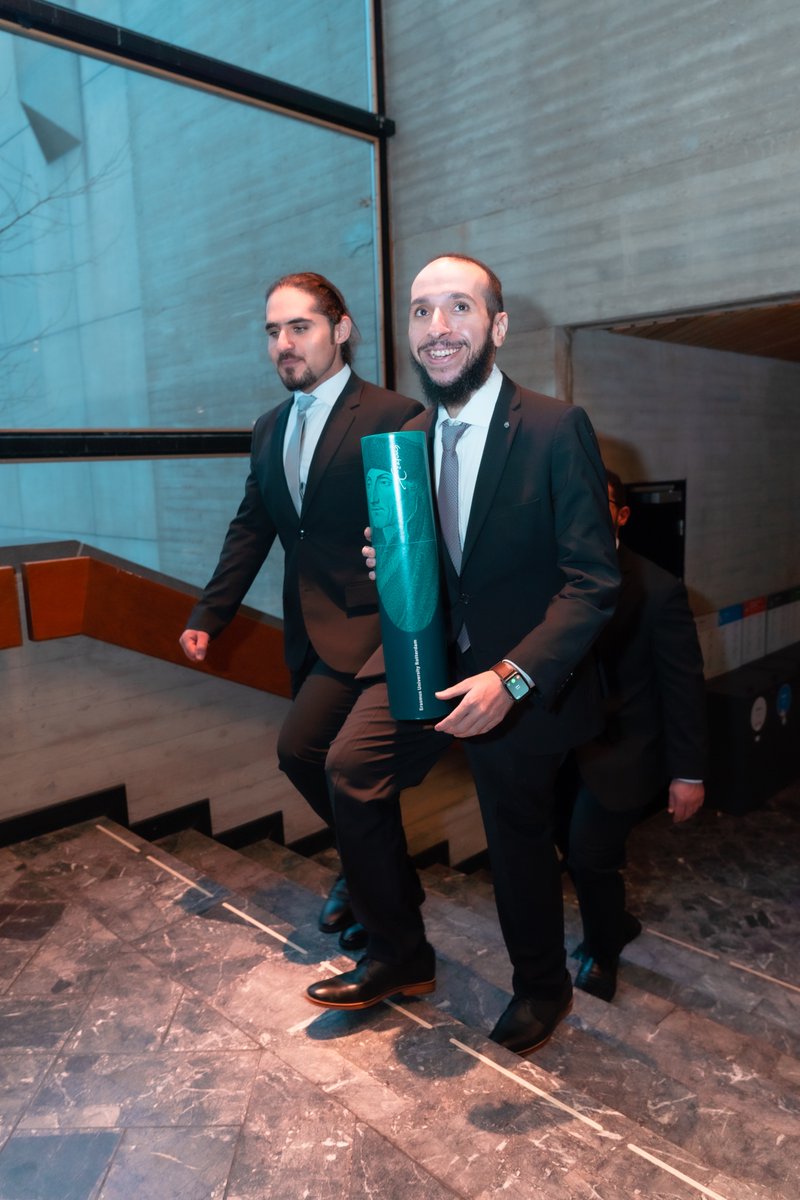 الحمد لله الذي إذا أعطى أدهش وأجزل
(وَقُلْ رَبِّ زِدْنِي عِلْمًا)
بفضل الله حصلت على درجة الدكتوراه في التنمية الحضرية والحكومة من جامعة إيراسموس روتردام، هولندا ، وتحديدًا في مجال #براند_المدن والتحول الحضري.
تخللت هذه الرحلة نشر ٤ أبحاث في مجلات الفئة العليا Q1 والمشاركة في