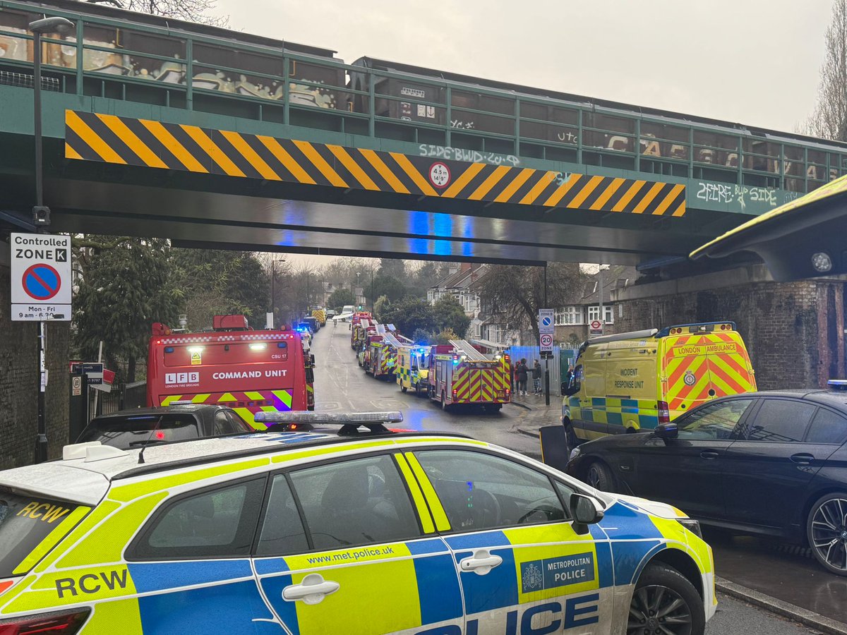 Eight fire engines and around 60 firefighters tackled a house fire on Renshaw Close in #Catford this morning.

Firefighters used a ladder to rescue a woman from the roof of the property. Two further people have also been taken to hospital.

Read more: london-fire.gov.uk/incidents/2024…