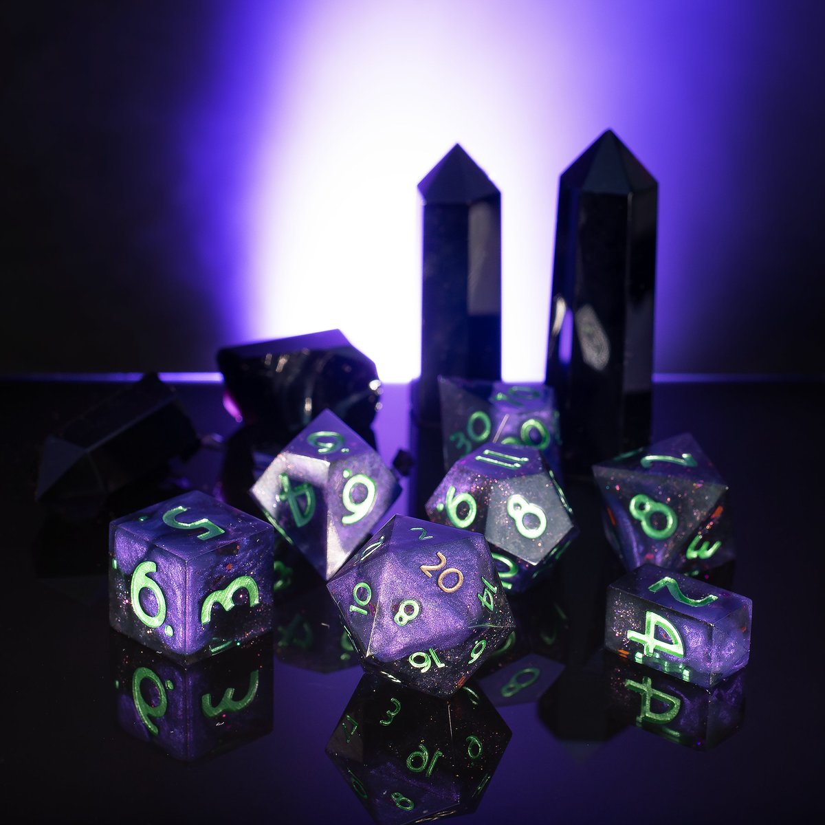 DiceActors's tweet photo. Unsere Freunde von Cat in the Dice Bag haben vor Weihnachten noch einmal ihren Shop aufgefüllt! Wenn ihr noch auf der Suche nach einem passenden Weihnachtsgeschenk seid, schnappt euch eines der exklusiven Würfelsets oder passend dazu ein Motiv-Tray. 🎲 https://t.co/0ObDkn09t2 https://t.co/yHJZB6sQBF