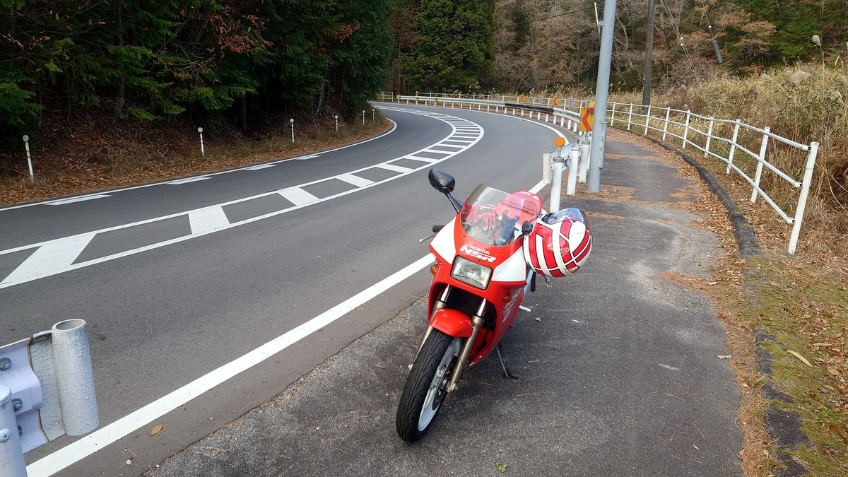 mas8820's tweet photo. またまた短い秋を堪能しに🍁………来たはいいが山ん中で快調に走ってたら途中クラッチ切れとシフトがおかしくなった😶と思ったら……
クラッチワイヤー切れた😓

#YZFR1
#FZR400 
#NSR250R
#NS1
#NS50F
#エイプ100
#VTR250
#リトルカブ
#バイク好きと繋がりたい 
#バイク乗りと繋がりたい
#HEROES https://t.co/t4fYmYI69e