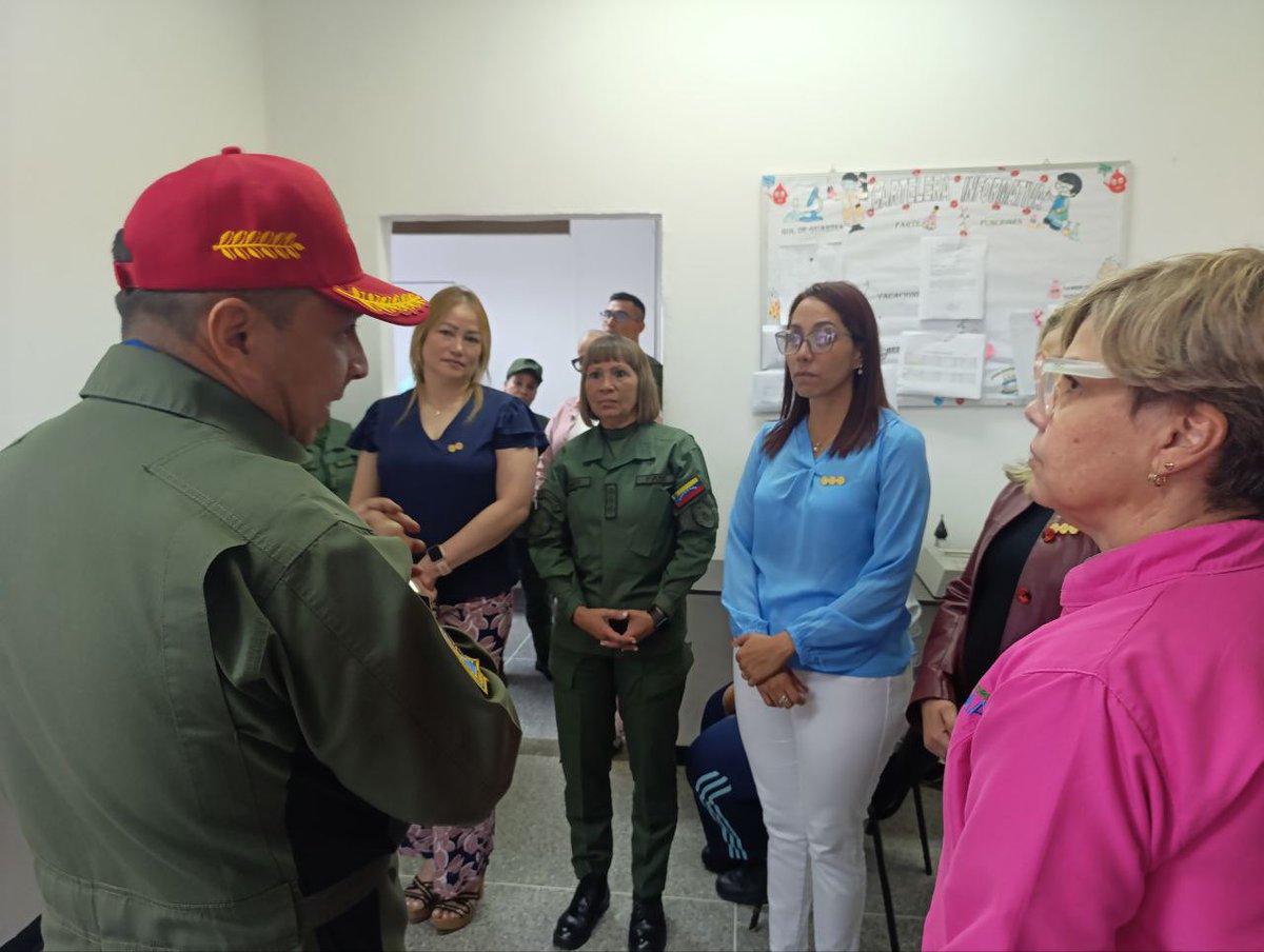 #13Dic// Con la visita del GD. Ali Camilo Rubén Sánchez, Comandante de @combasucre y las damas del aire, el GB. Rafael José Rojas Pérez, Director #CAFMA realizó recorrido por las diferentes instalaciones de este centro de salud. 

#HonorVoluntadYEficiencia