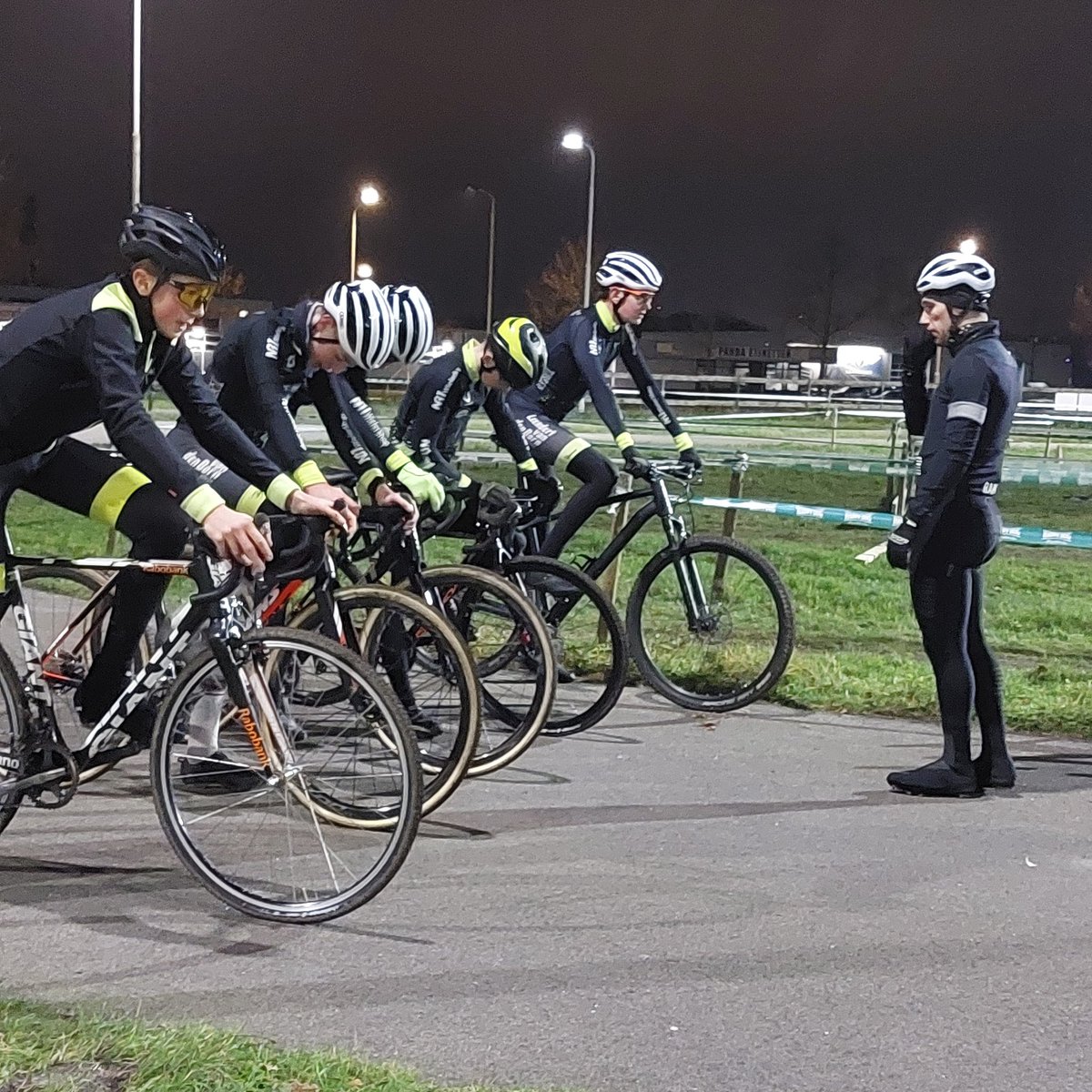 PodcastDeCross's tweet image. Terwijl de jeugdrenners van WV Breda buiten hun crosstraining afwerkten, bespraken wij binnen de cross! Ook de voorzitter en de net gestopte topcrosser Stan Godrie kwamen aan tafel met een leuke podcast als resultaat! ➡️ open.spotify.com/episode/6WRVAo… #cyclocross #x2obadkamerstrofee