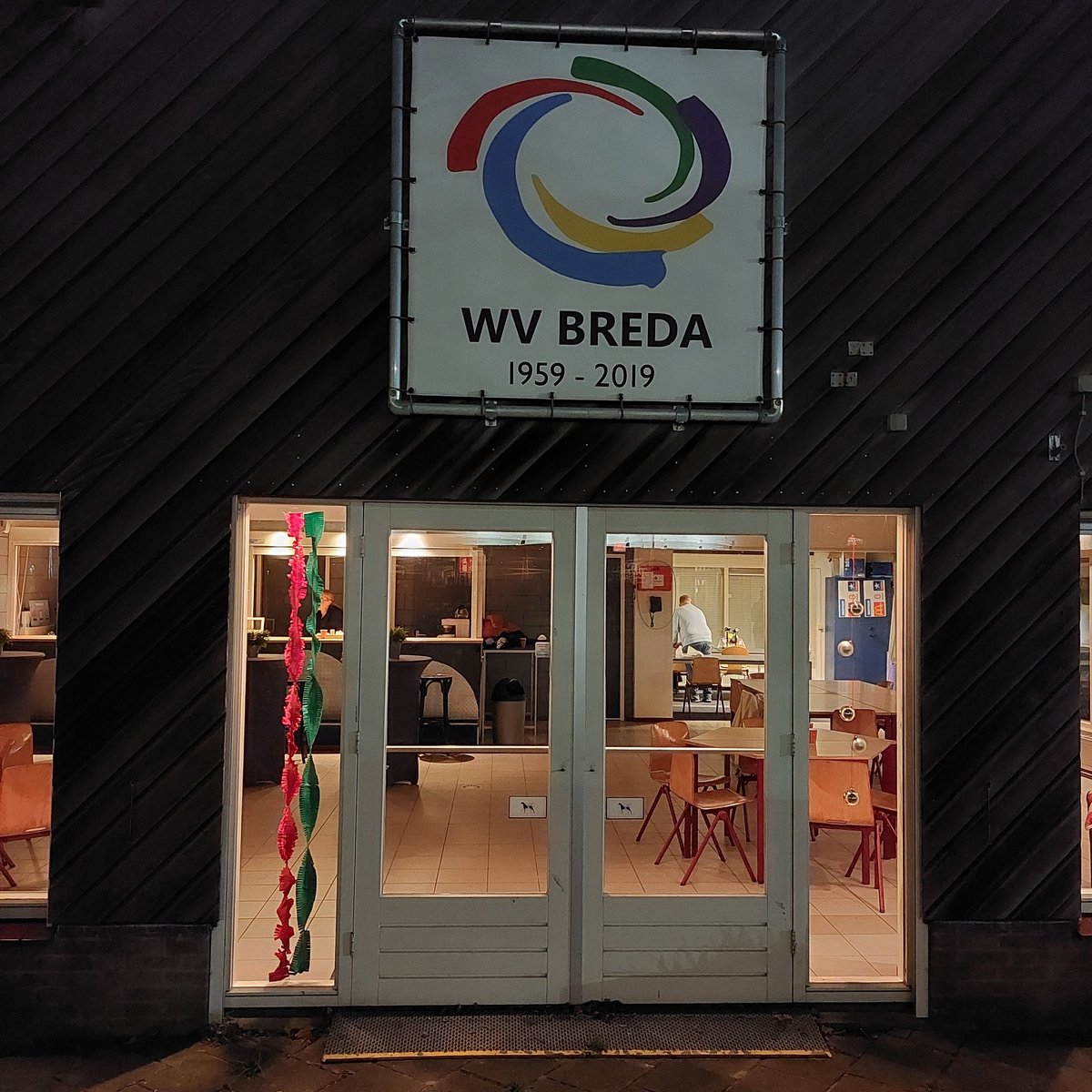 PodcastDeCross's tweet image. Terwijl de jeugdrenners van WV Breda buiten hun crosstraining afwerkten, bespraken wij binnen de cross! Ook de voorzitter en de net gestopte topcrosser Stan Godrie kwamen aan tafel met een leuke podcast als resultaat! ➡️ open.spotify.com/episode/6WRVAo… #cyclocross #x2obadkamerstrofee