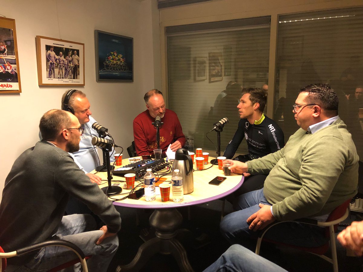 PodcastDeCross's tweet image. Terwijl de jeugdrenners van WV Breda buiten hun crosstraining afwerkten, bespraken wij binnen de cross! Ook de voorzitter en de net gestopte topcrosser Stan Godrie kwamen aan tafel met een leuke podcast als resultaat! ➡️ open.spotify.com/episode/6WRVAo… #cyclocross #x2obadkamerstrofee