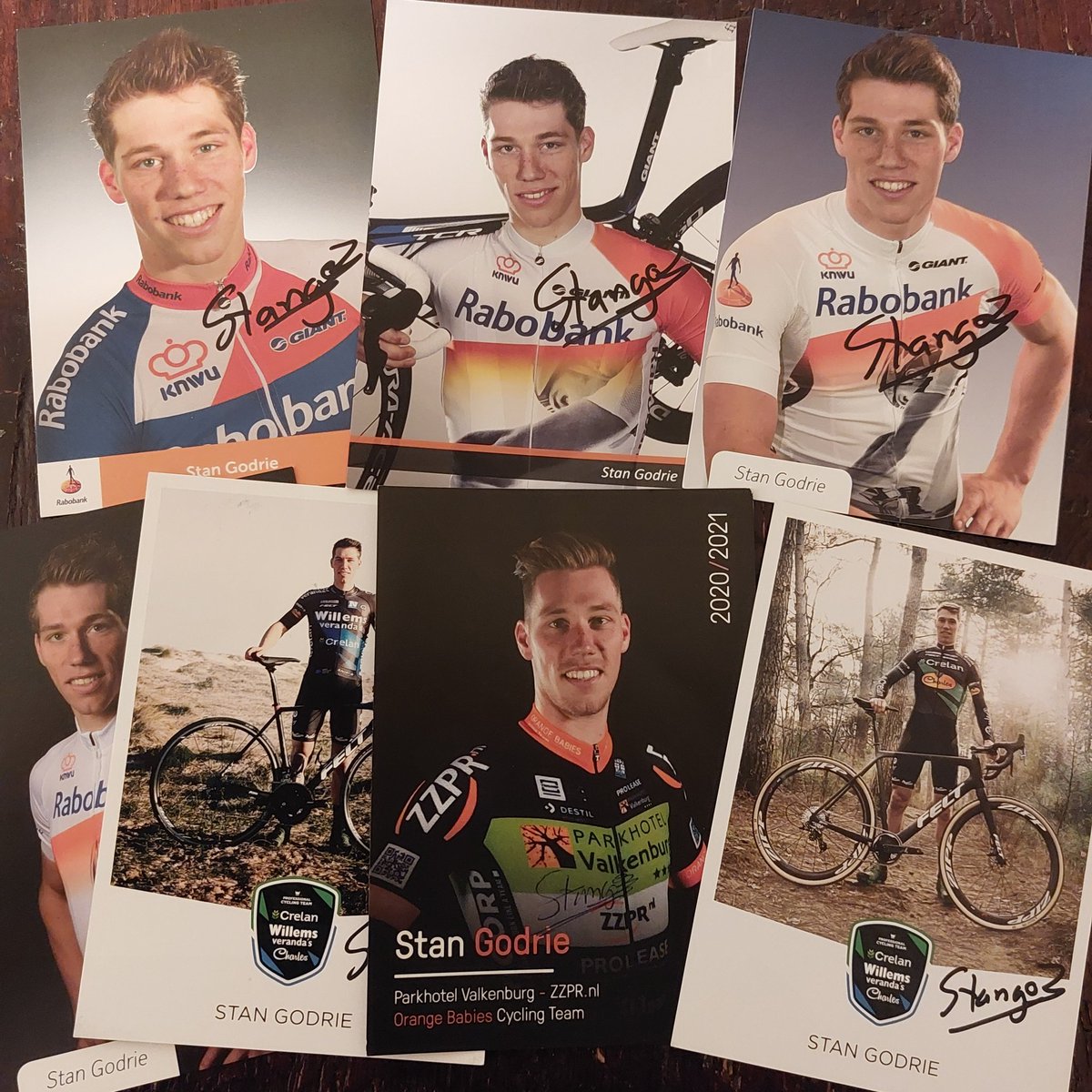 PodcastDeCross's tweet image. Terwijl de jeugdrenners van WV Breda buiten hun crosstraining afwerkten, bespraken wij binnen de cross! Ook de voorzitter en de net gestopte topcrosser Stan Godrie kwamen aan tafel met een leuke podcast als resultaat! ➡️ open.spotify.com/episode/6WRVAo… #cyclocross #x2obadkamerstrofee