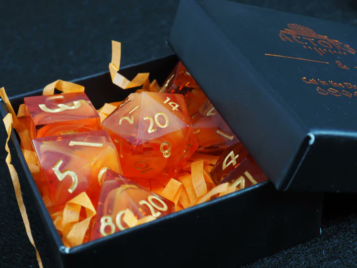 Unsere Freunde von Cat in the Dice Bag haben vor Weihnachten noch einmal ihren Shop aufgefüllt! Wenn ihr noch auf der Suche nach einem passenden Weihnachtsgeschenk seid, schnappt euch eines der exklusiven Würfelsets oder passend dazu ein Motiv-Tray. 🎲 diceactors.de/wuerfel