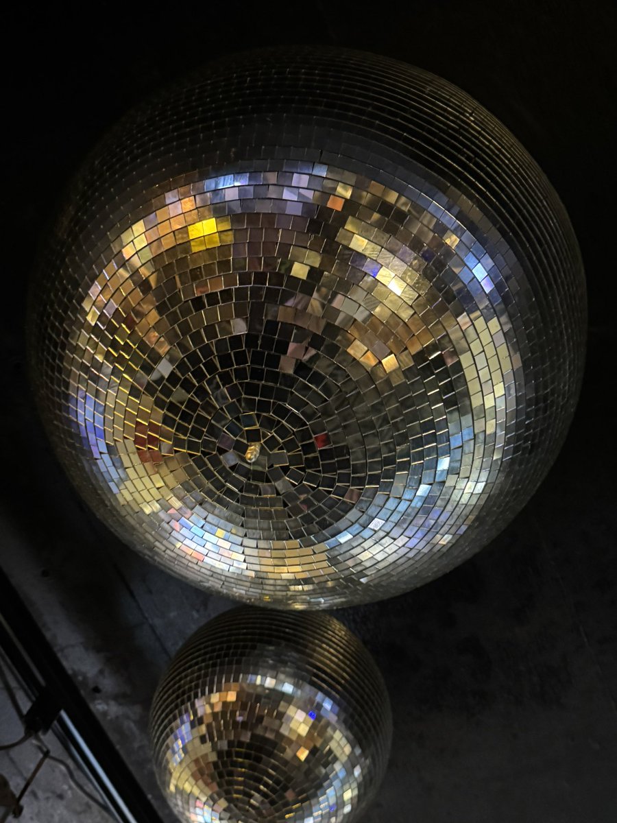 ミラーボール何個あんねん。
ってたまに思う

本日もご来店お待ちしております🙇‍♀️