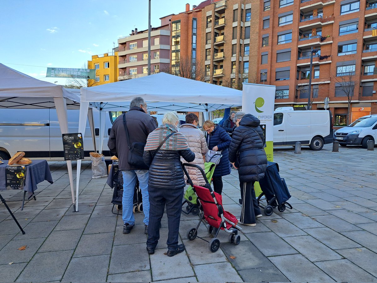 No podíem haver demanat un millor dia per presentar l'Oli Nou a Girona! 🫒☀️

Estem molt contents d'haver pogut celebrar i donar a conèixer la nova collita amb Oli &amp; Swing i la música en directe de Hop's Trio🎶 També hem fet una donació de cent litres d’oli al Banc dels Aliments.