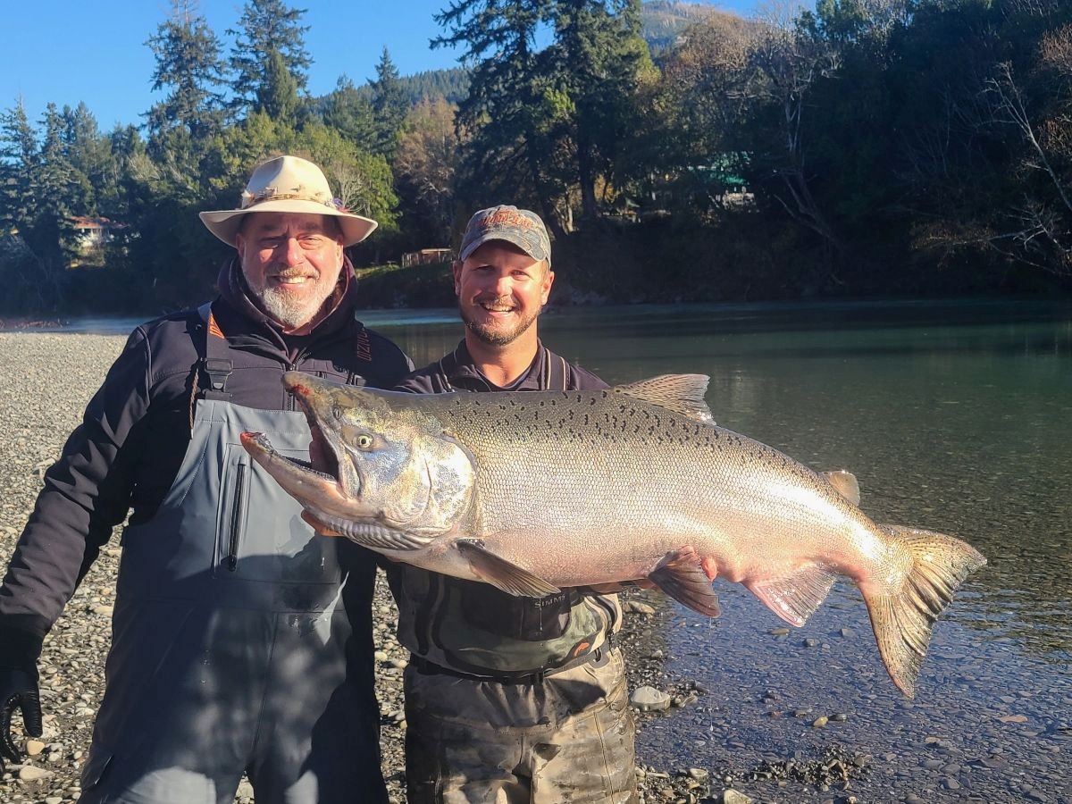 OregonFishingUS's tweet photo. Happy weekend! 🎣 Dive into our latest Oregon fishing report and scoop on this week's best options. Don't miss out! https://t.co/6XCLeAXcyD

#CatchMoreFish #OregonFishingReports #TheGuidesForecast #OregonFishing

Photo: Mike Herbal shows off a south coast Chinook https://t.co/CmgiafqtPl