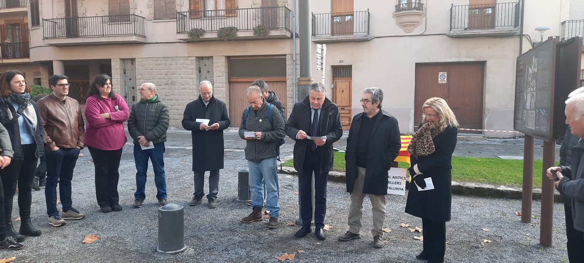 DiputacioGirona's tweet photo. 🪧Inaugurem a #SantJoanAbadesses un nou plafó de la ruta dels maquis entre #PratsdeMolló i #Vidrà.

🧭 Són camins i corriols que van utilitzar per intentar derrocar el règim franquista i recuperar la democràcia.

🎙️El diputat Alfons Casamajó ha destacat que «només fent memòria, podem construir una societat més tolerant i pacífica per a les generacions futures».