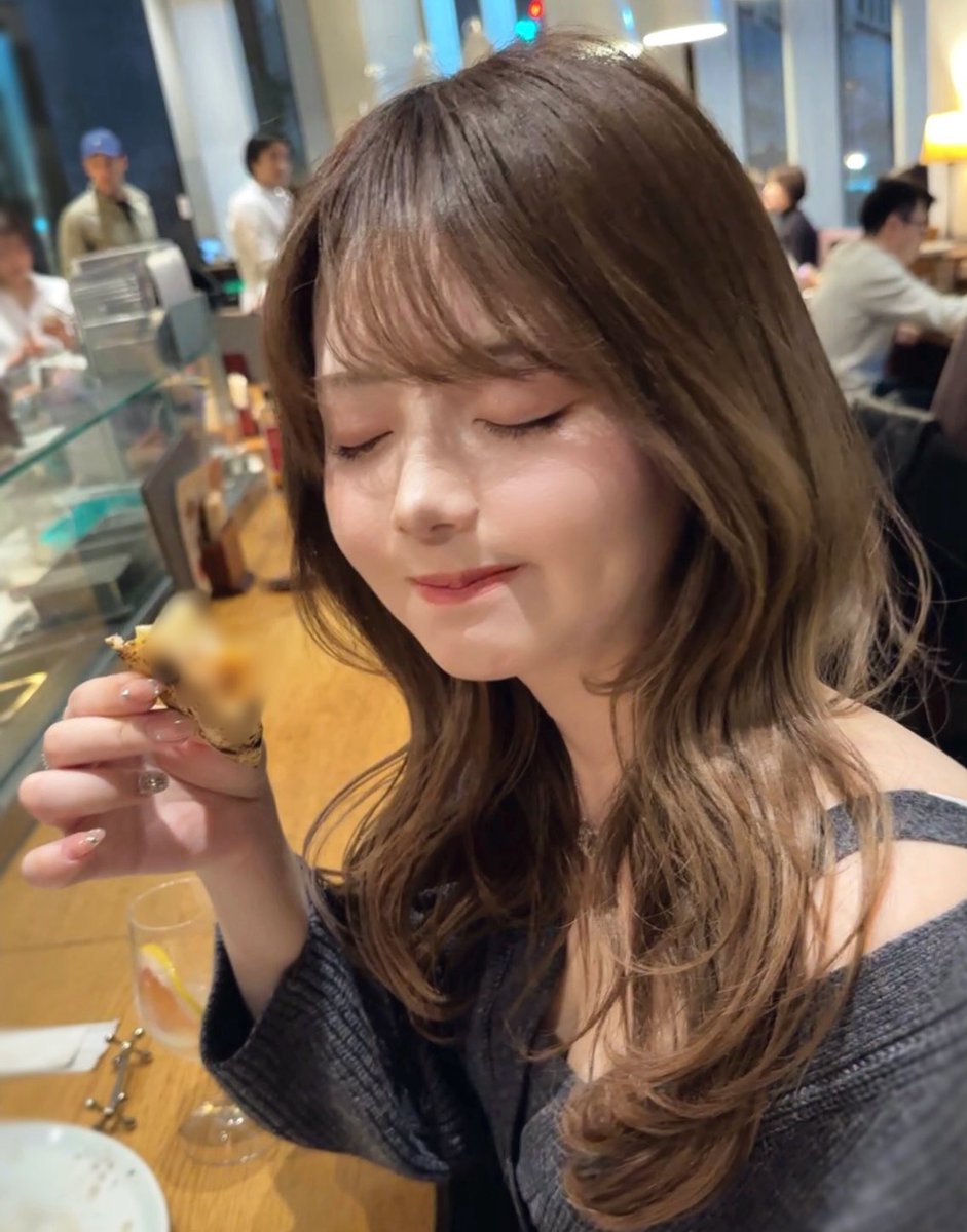 oyumaru000's tweet photo. インスタで100件くらいどうやって巻いてるのってdm頂いた､大きめくびれウェーブ巻きの工程動画｡くびれ巻き•波巻き苦手なひとでも簡単にそれっぽくなるよ｡止めながらみてください🙇🏻 https://t.co/KNZjE4gTya